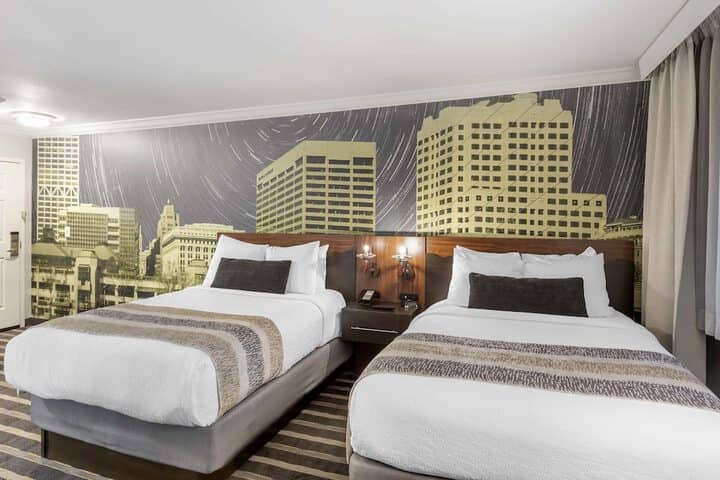 Room 27 of 73